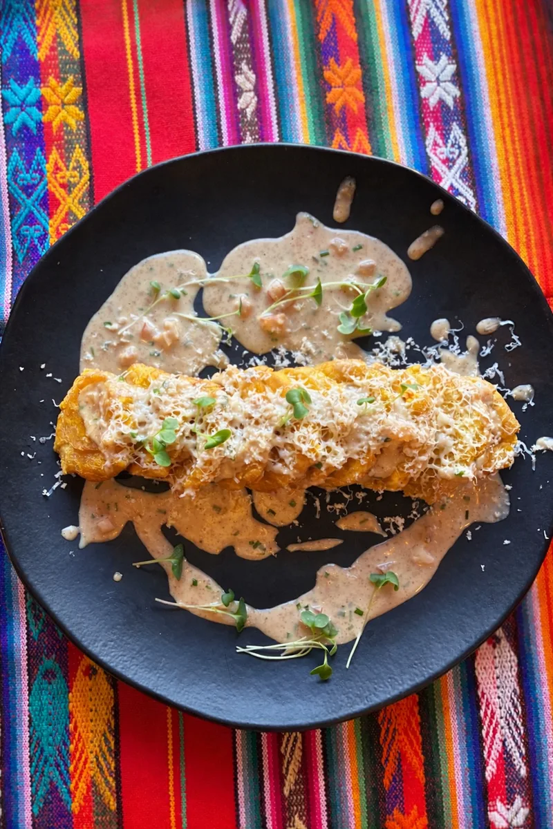 Patacones com queijo e salprieta - entrada tipica equatoriana